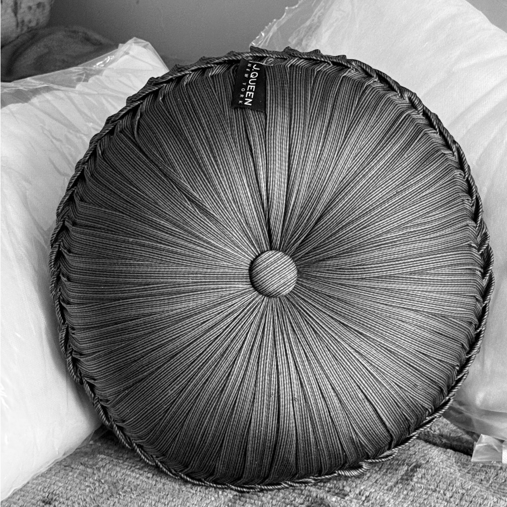 New J Queen New York Five Queens Court Carly Round Accent Pillow 15”